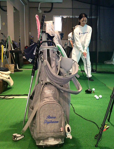 ゴルフバッグとパッティング練習